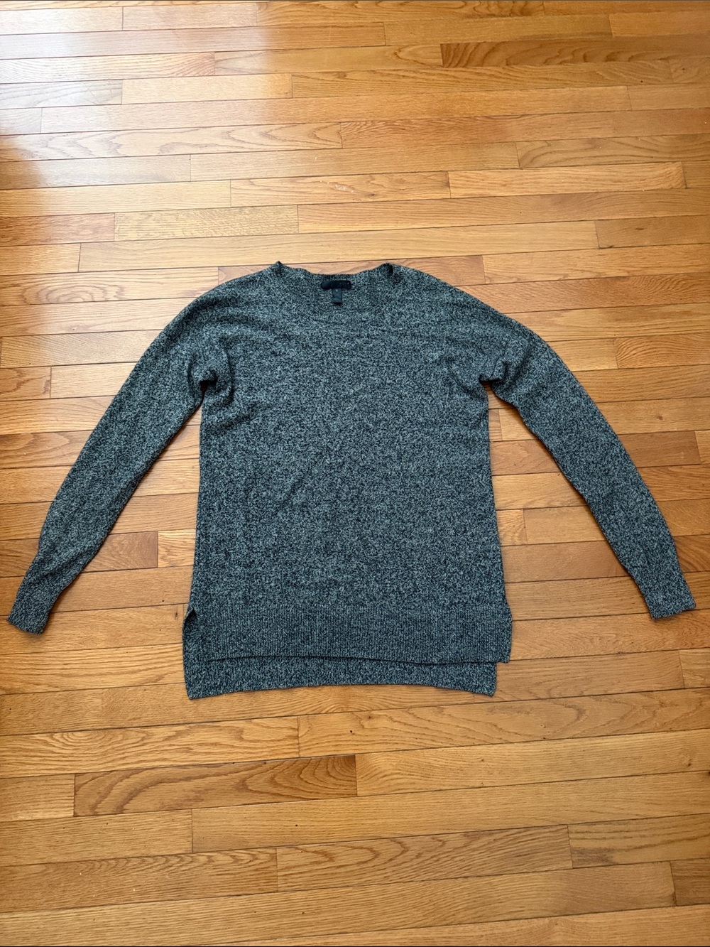 Women’s AQUA 100% Cashmere Crewneck Sweater in Charcoal Gray